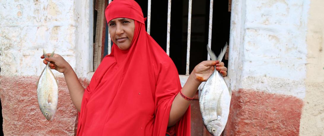  A woman in Berbera, Somaliland. Several initiatives in Somalia promote women’s economic empowerment through fisheries projects. Photo: Jean-Pierre Larroque.