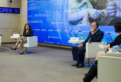 Secretary-General Ban Ki-moon participates in discussion on autism and social media responsibility. UN Photo/Eskinder Debebe